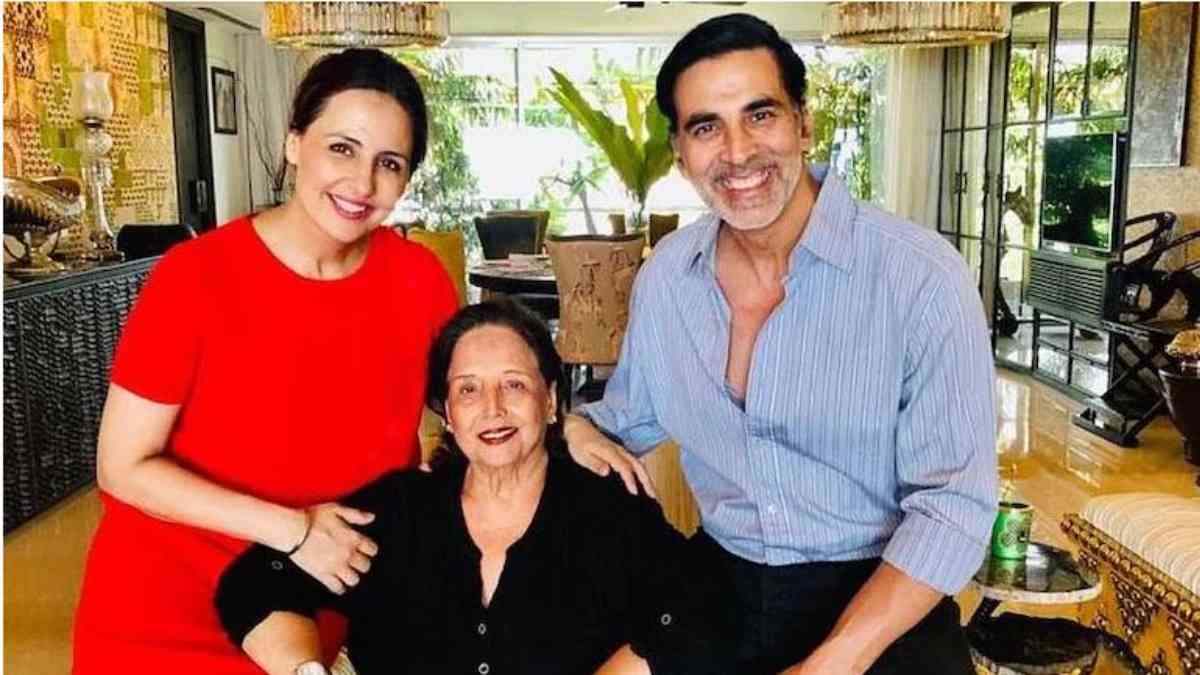 Akshay Kumar with his sister Alka Bhatia Hiranandani (left) and mother Aruna Bhatia (centre)